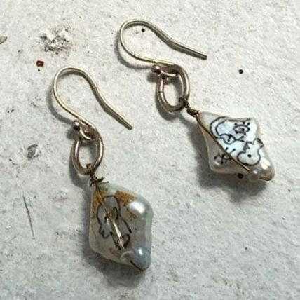 Hand drawing diamond pearl earrings