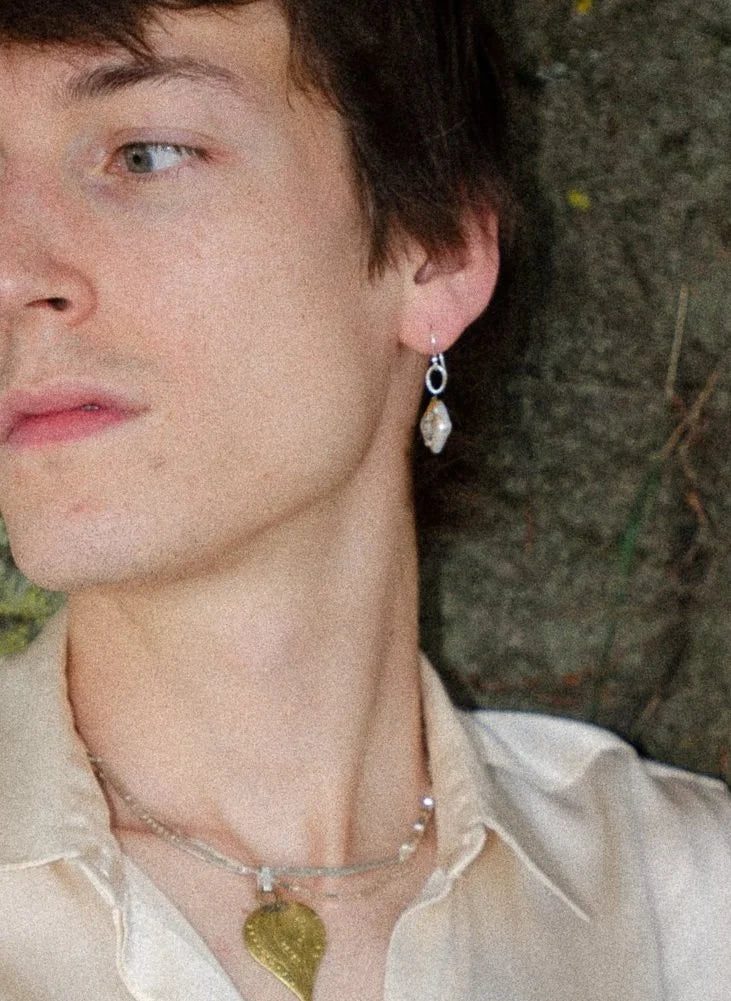 Hand drawing diamond pearl earrings