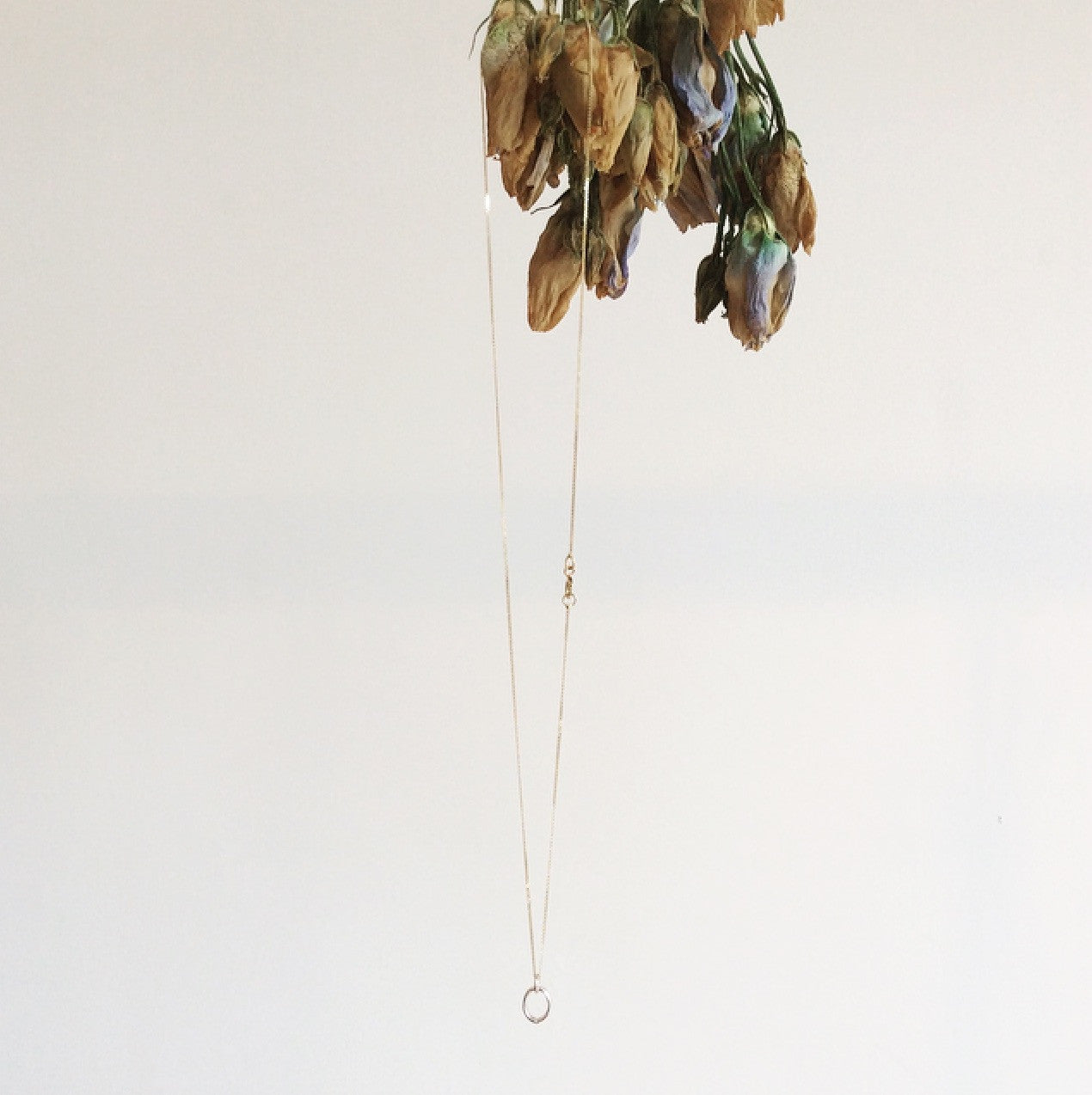 ORNAMENT & CRIME GOLD NECKLACE W/ 'O' CHARM