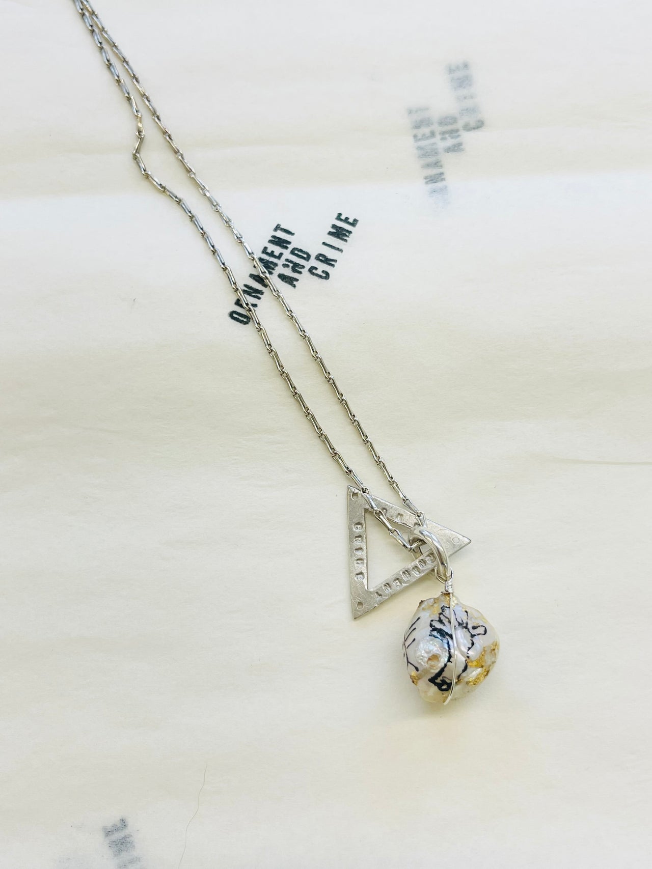 ORNAMENT & CRIME triangle pearl necklace
