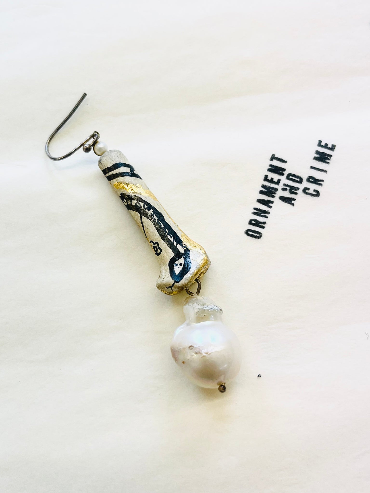 Thames pearl pipe earring with hand painting (Cream S)