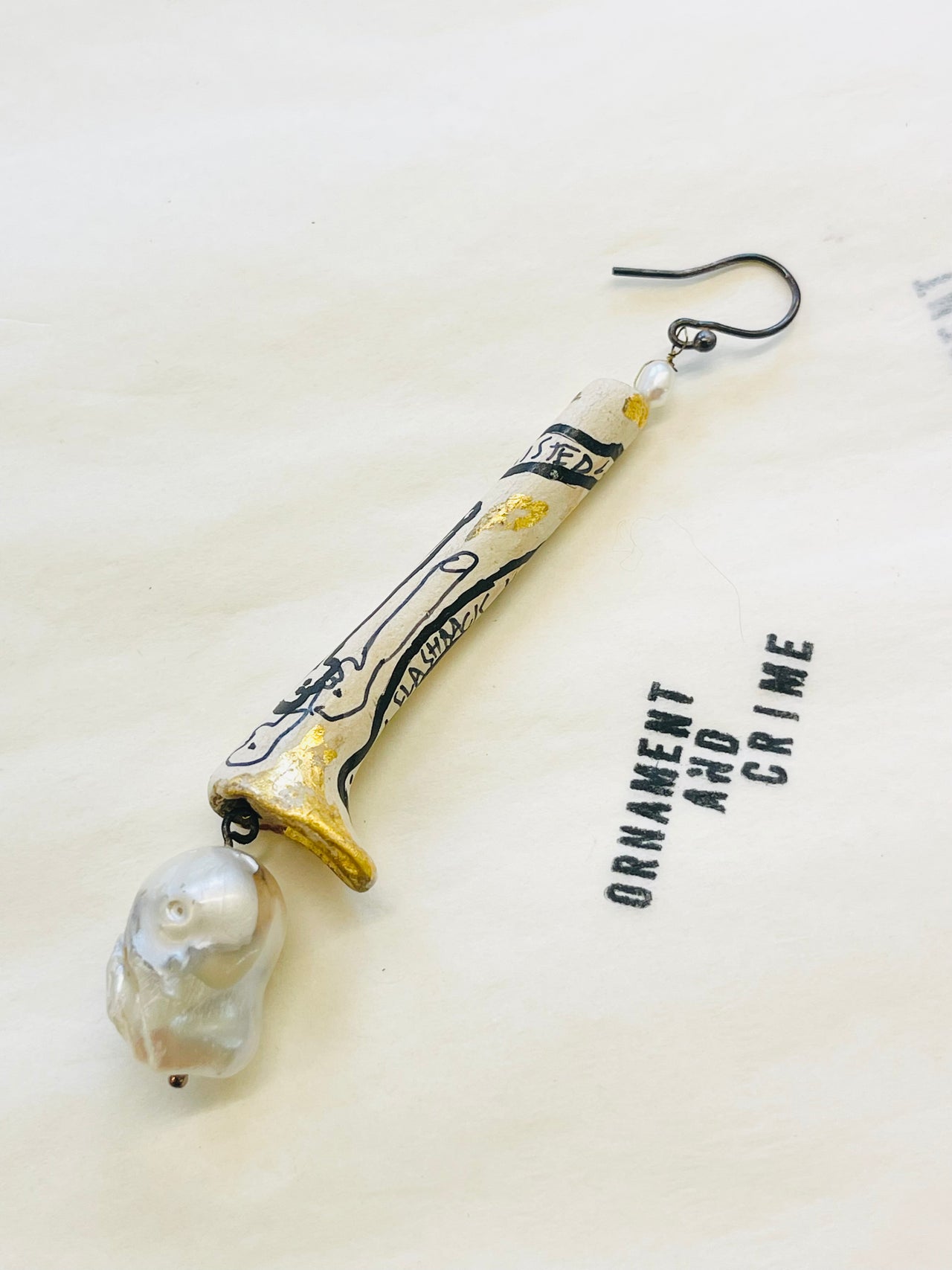 Thames pearl pipe earring with hand painting (Cream L)