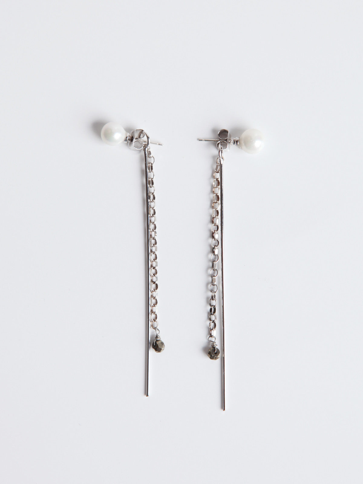 ORNAMENT & CRIME SILVER PEARL ALTERNATIVE EARRING