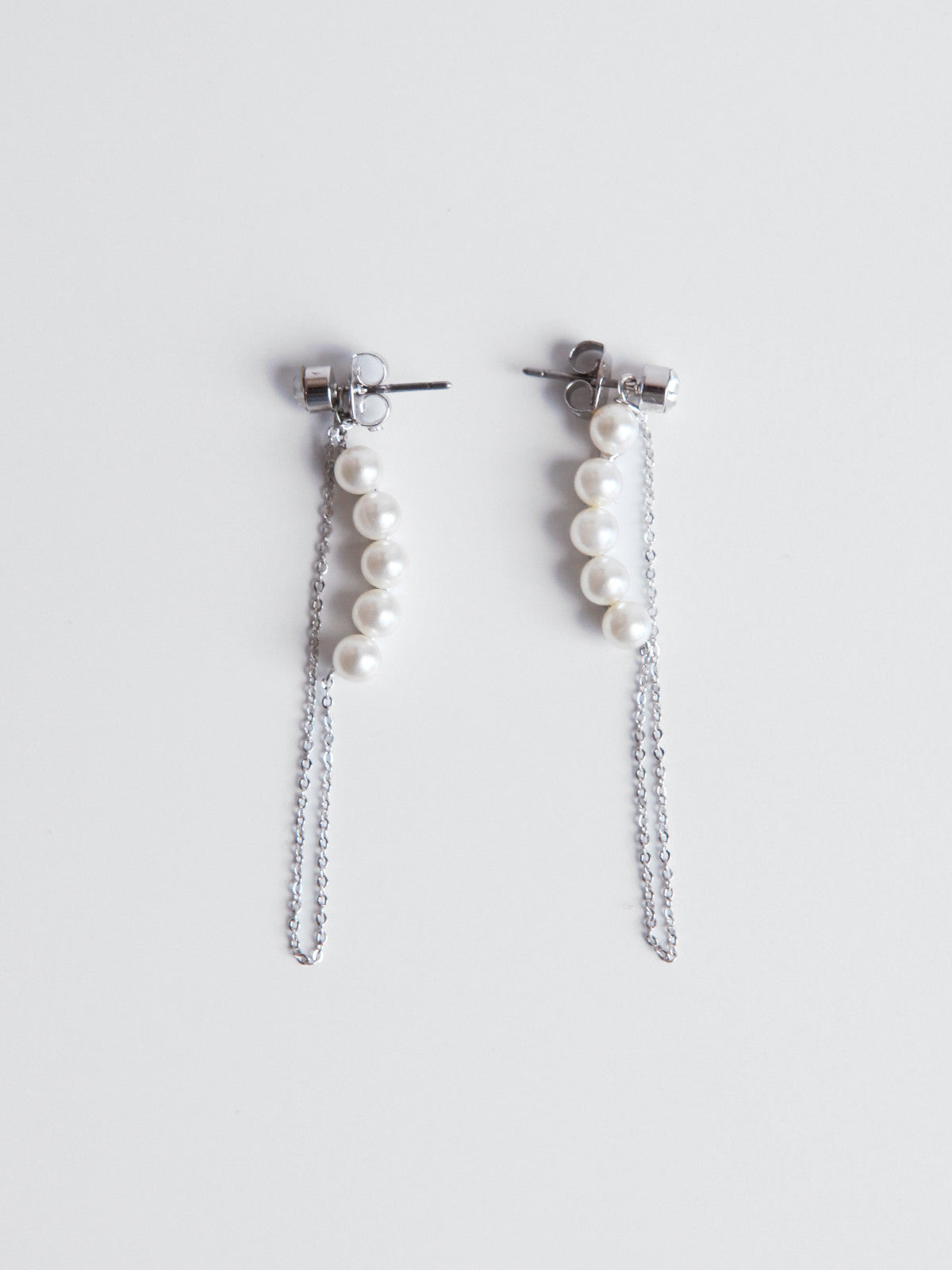 ORNAMENT & CRIME PEARL CHAIN EARRING