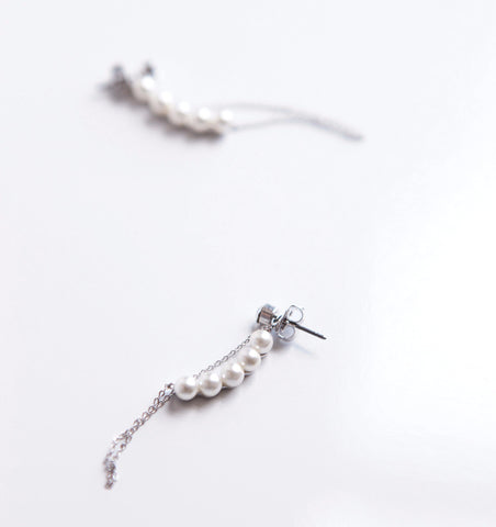 ORNAMENT & CRIME PEARL CHAIN EARRING