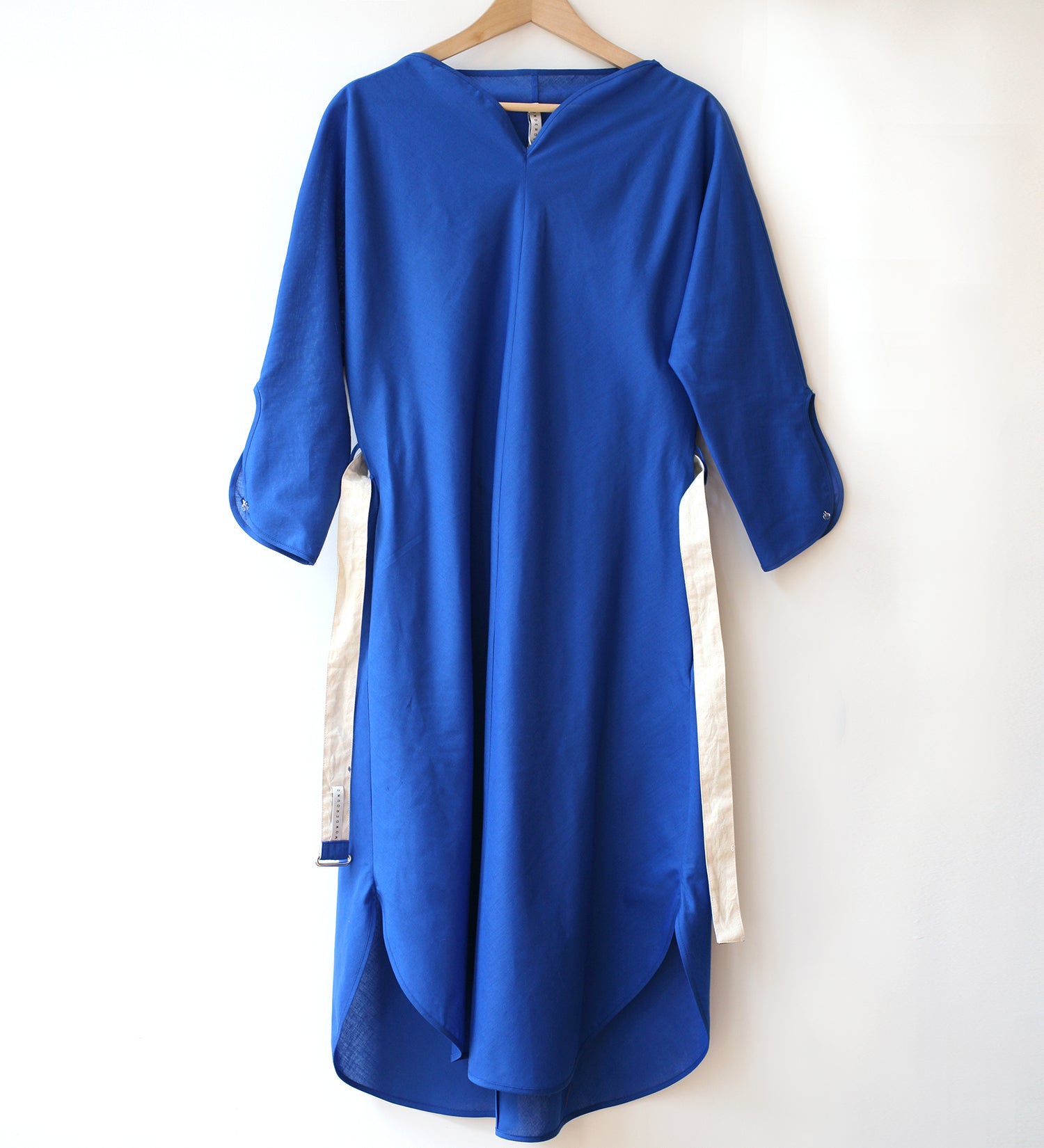 WONDEROUND HEART NECK DRESS W/ BELT IN BLUE