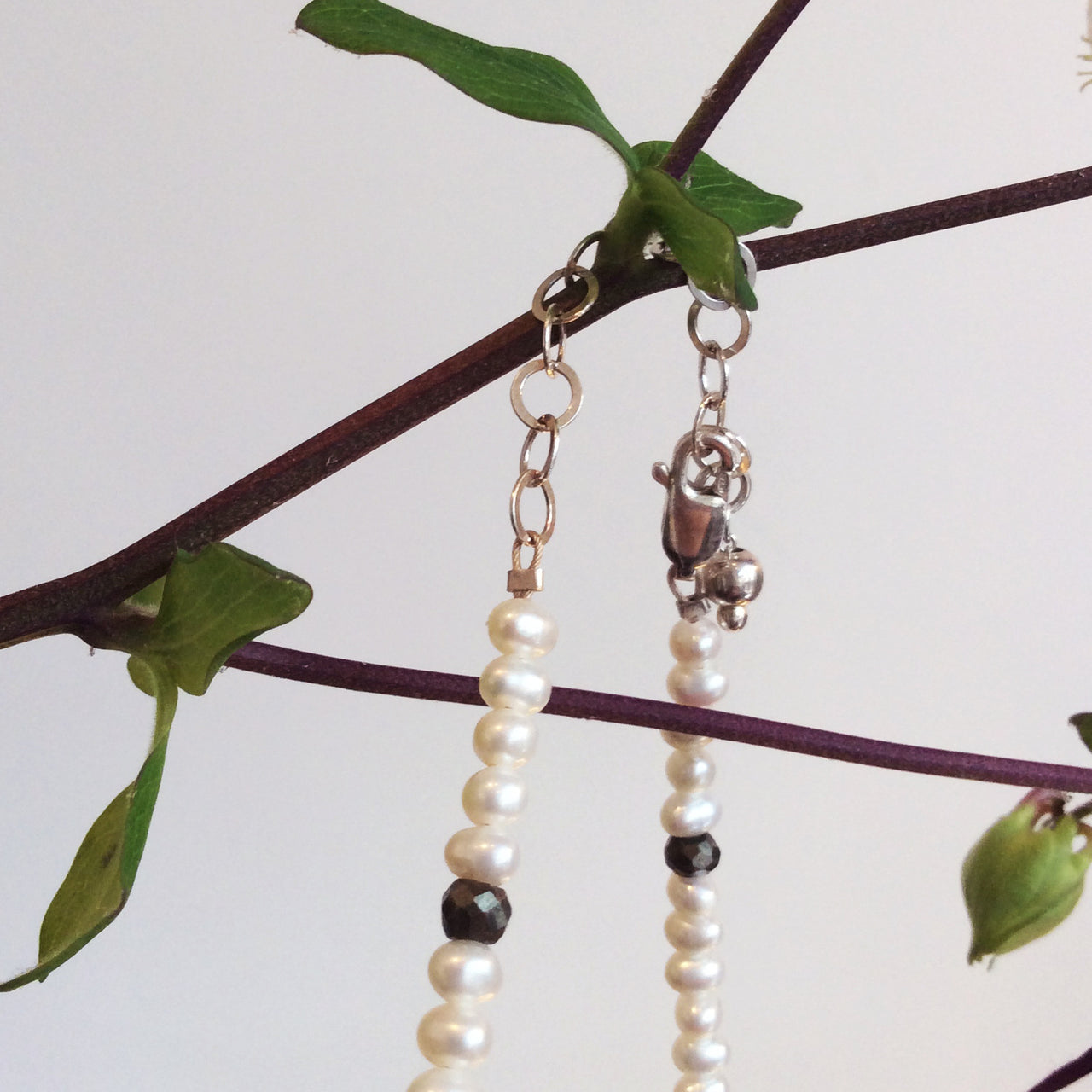 ORNAMENT & CRIME EARTH PEARL NECKLACE