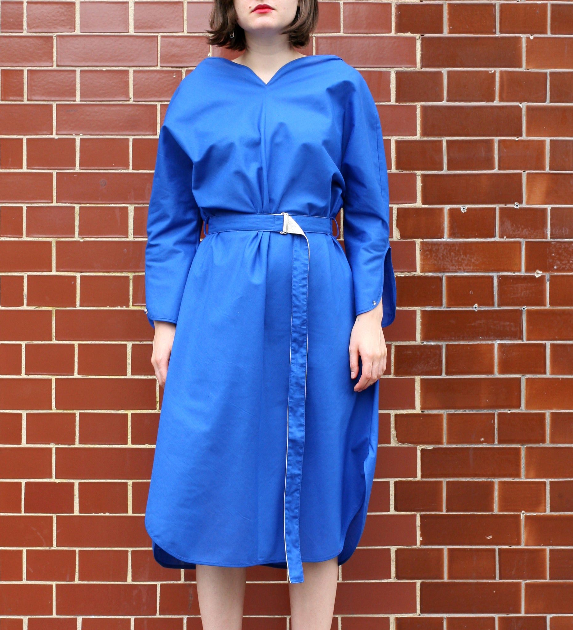 WONDEROUND HEART NECK DRESS W/ BELT IN BLUE
