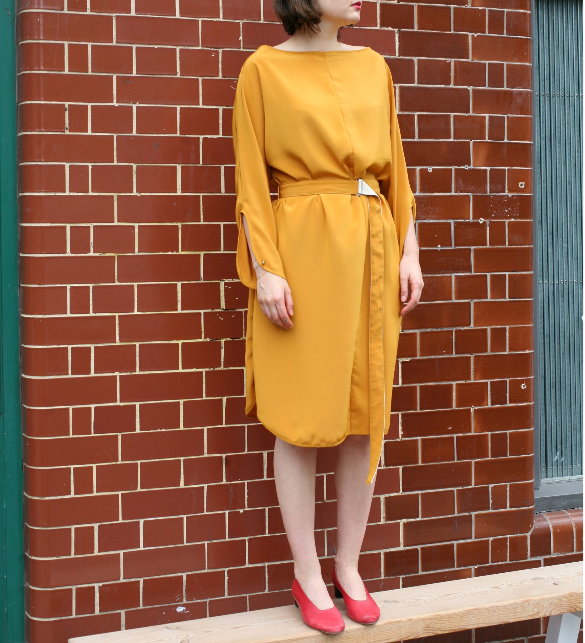 WONDEROUND HEART NECK DRESS W/ BELT