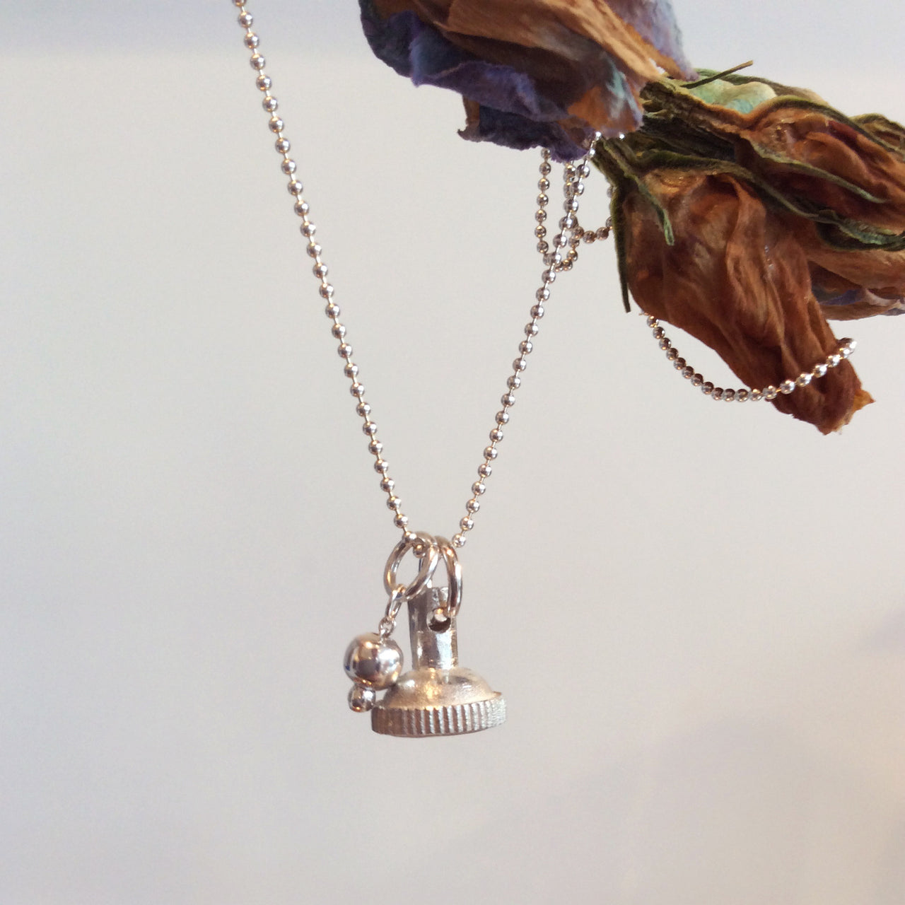 ORNAMENT & CRIME HANDLE NECKLACE