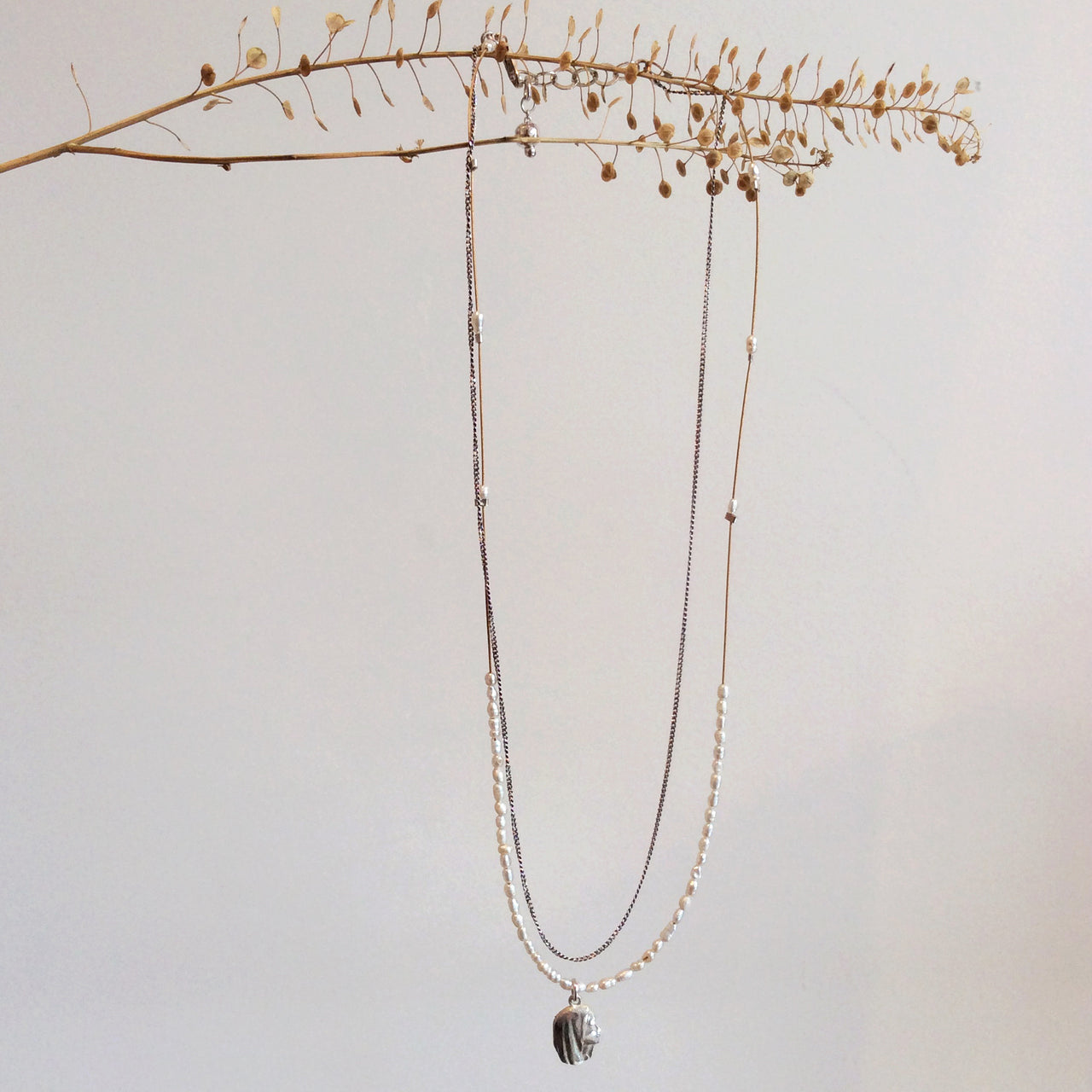 ORNAMENT & CRIME SMALL PEARL NECKLACE W/ GIRL CHARM