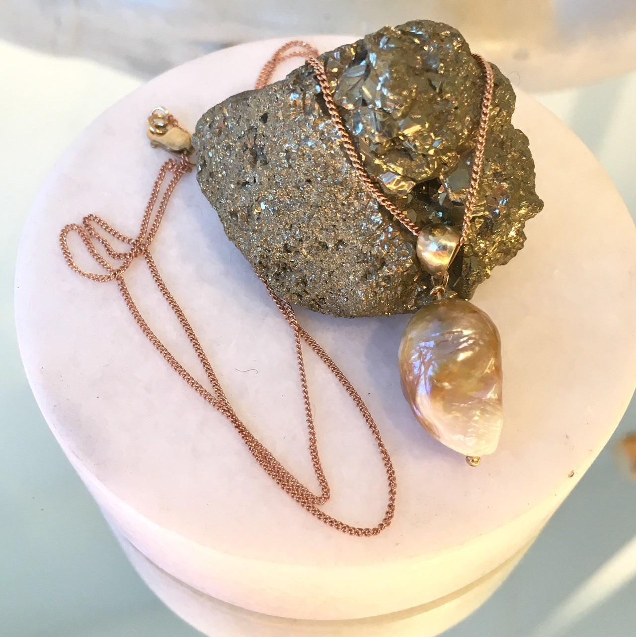 O&C TOOTH BAROQUE PEARL NECKLACE WITH GOLD DROP