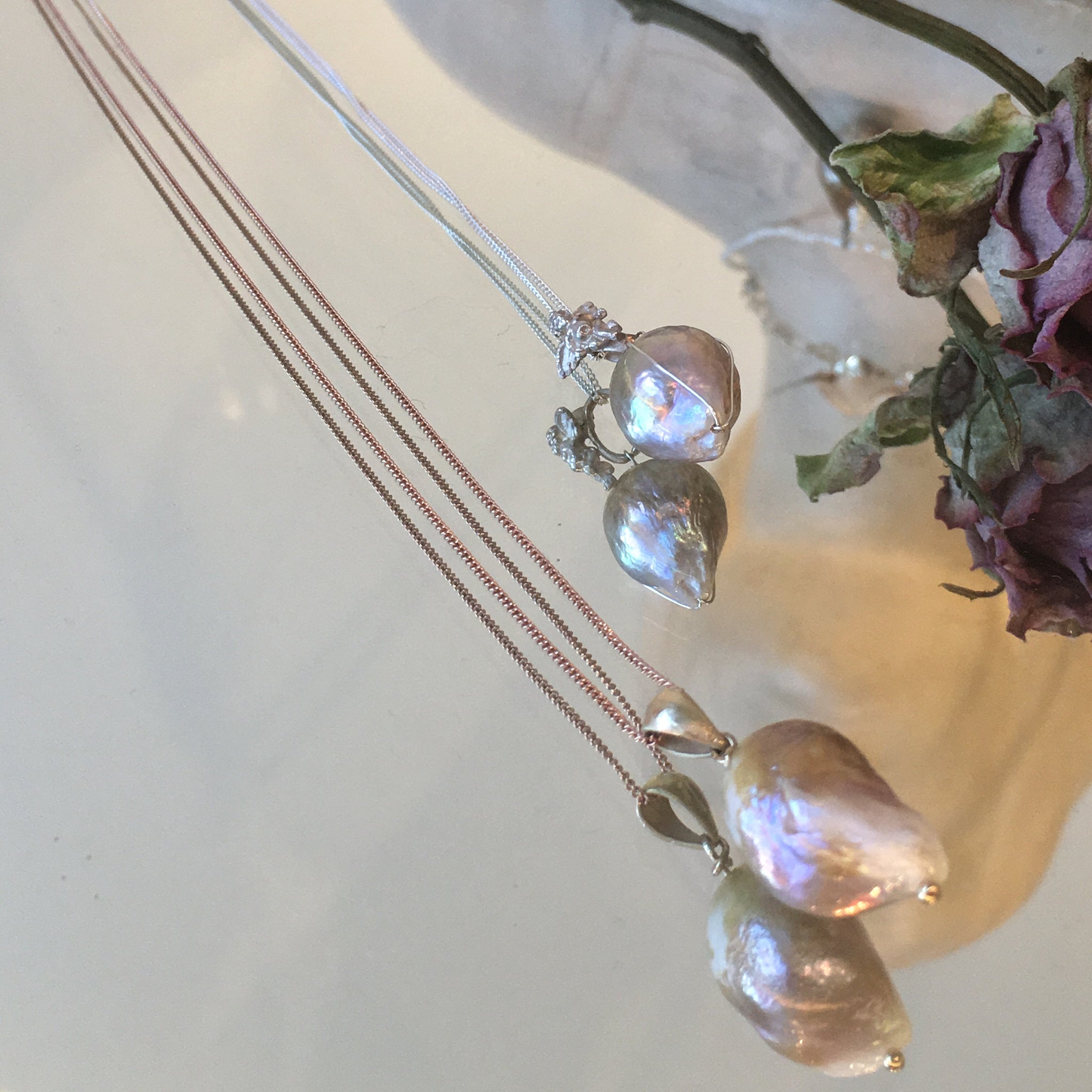 O&C TOOTH BAROQUE PEARL NECKLACE WITH GOLD DROP